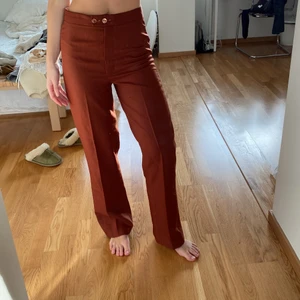 Bruna kostymbyxor  - Kostymbyxor som jag köpte av Phillippa Parnevik här på Plick! De sitter inte hundra på mig och därför används de inte. Det står ingen storlek men passar 34-36 ❤️