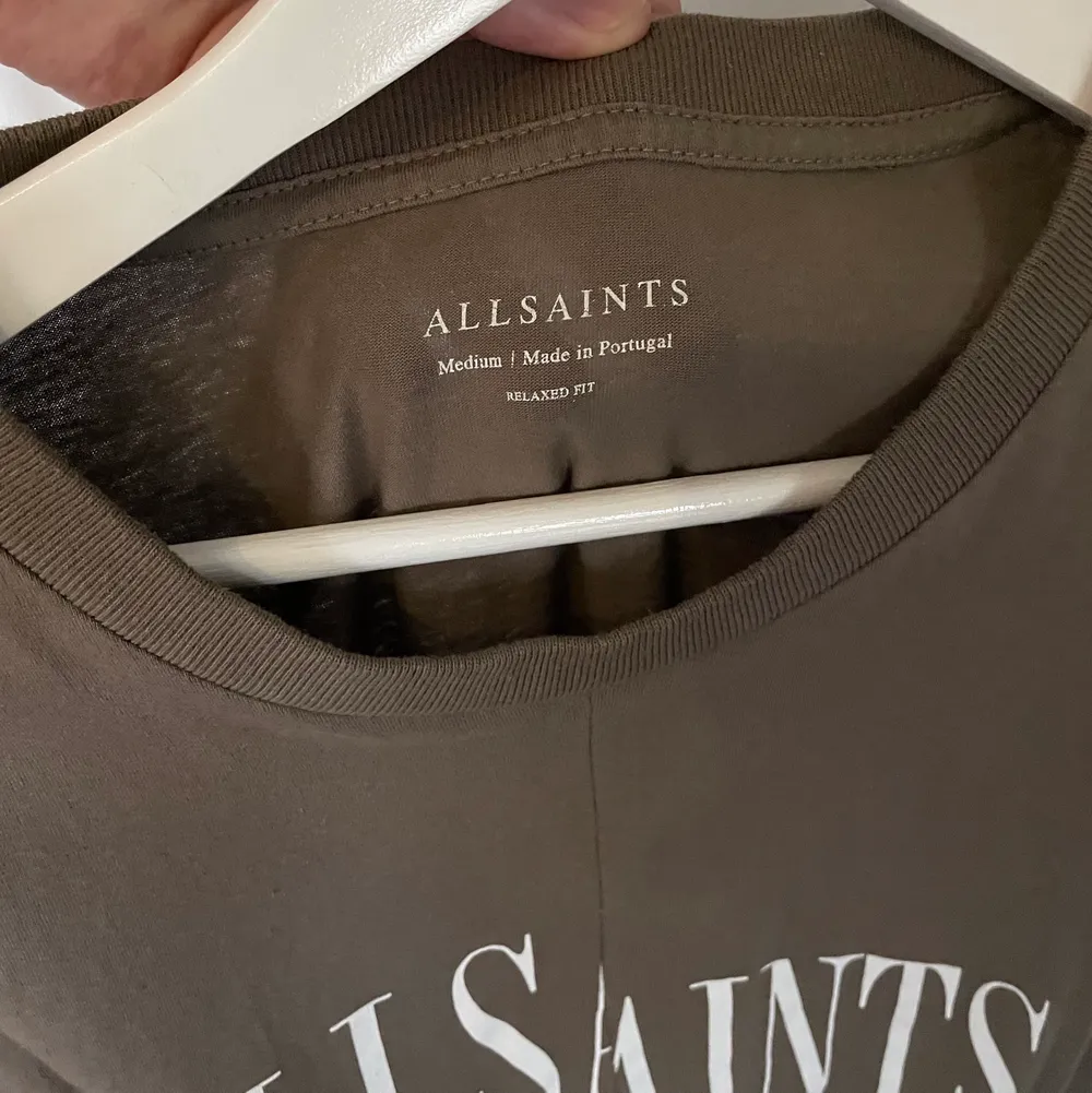 Grå/brun Allsaints T-shirt i relaxed-fit.   Använd ett fåtal gånger, inga skador eller fläckar.    Köpt på Zalando för 580kr. T-shirts.