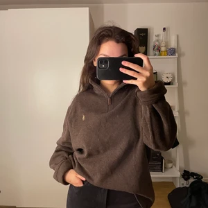 Ralph Lauren tröja - Säljer denna Ralph Lauren tröja. Storlek L men sitter mer som en M. Säljer för 299+frakt eller köp dirket för 399+frakt.