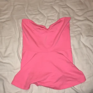 Rosa topp - Gullig rosa topp💕 storlek XS💕 Säljer den för 70 kr+frakt. Tidigare köpt från ginatricot