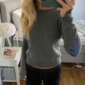 Zadig & Voltaire tröja - Tröja från Zadig & Voltaire i 100% cashmere. Mörkgrå med blåa blixtar på armbågarna. Använd fåtal gånger, inte nopprig! Nypris över 3300kr. Köp direkt 1700kr