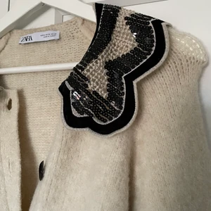 Kofta Zara - Jätte fin kofta från Zara. Fint skick och mjuk. Strl M men passar mig som är en S. 