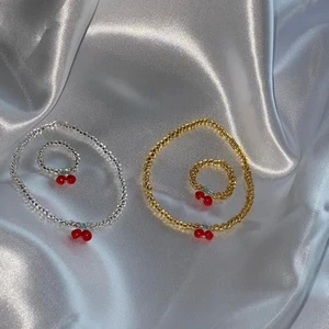 🤍🍒Körsbärs set🍒🤍 - Här är ett körsbärs set med ett armband och en ring som man kan köpa för 20kr eller alla fyra för 30kr🤍🍒kram Ellen & Moa🌈🤍🌈
