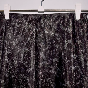 Kjol med möster storlek S - Fin svart, mönstrad kjol från Lindex. Mellanlängd. Pris kan diskuteras !! 