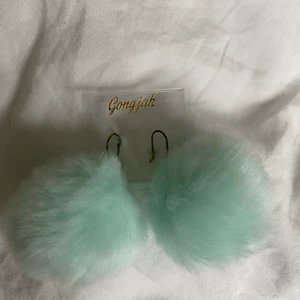 Söta fluffiga örhängen  - Helt nya. Köpta i Tokyo. 