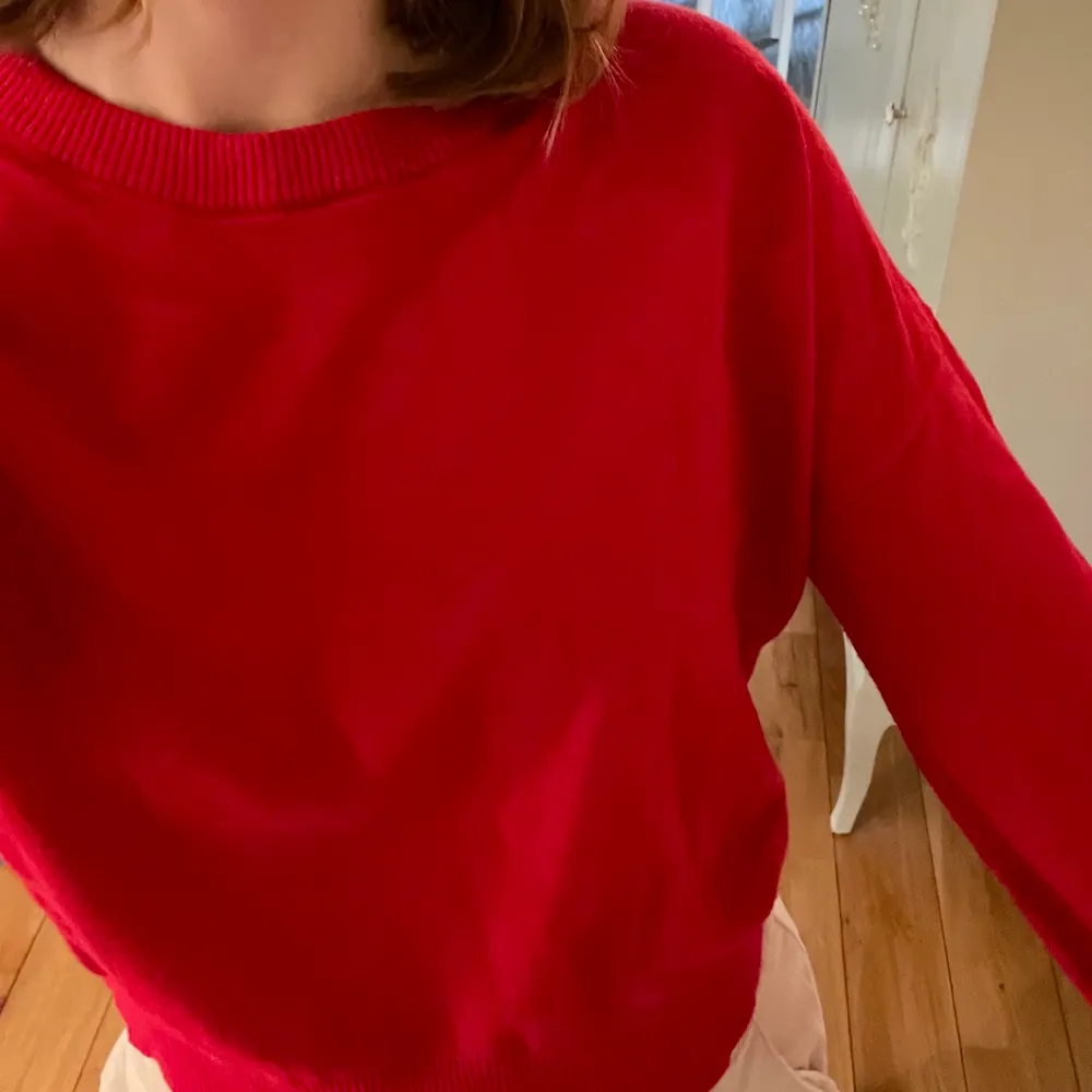 Jag säljer denna röda stickade tröja från Monki i storlek S för 80 kr. Perfekt till julen 🎄❤️. Stickat.