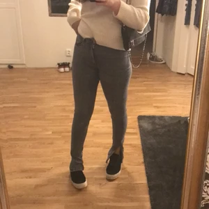 Zara slitz jeans - Gråa slitz jeansen från zara mycket bra skick förutom ett litet hål vid ena skärphållaren där av priset. Skicka gräna frågor om du har några💗