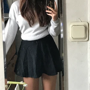 Manchester kjol - Så söt mörkblå Manchester kjol som tyvärr är lite för kort för mig :/ Möts upp på gröna linjen!