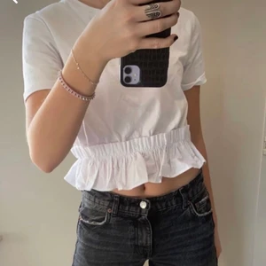 Zara t-shirt - ❗️Lånad bild från Pinterest❗️. Cool tshirt från zara. Använd och tvättad en gång.  Säljer på grund av att jag har en liknande och därför får jag inte någon användning av den här. Hör av dig om du har några frågor eller vill ha egna bilder!