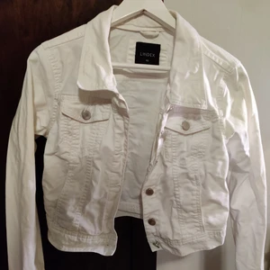 Vintage jeansjacka - En jättefin croppad vit jeansjacka från Lindex. Storlek 40 men passar i stort sett alla. I väldigt fint skick🤍 frakt tillkommer!