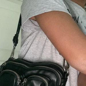 Väska!! - Säljer vill bli av med den. Slutsålt överallt❤️