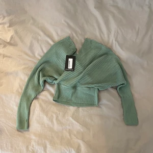 Stickad tröja med lapp kvar  - Helt ny, offshoulder stickad tröja