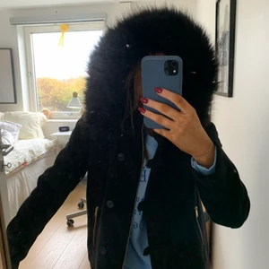 Jacka från zara - Kort kappa med fake päls krage! Dragkedja och knappar! Från zara, typ aldrig använd! 