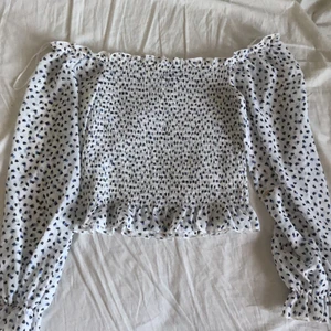 Off shoulder tröja  - Snygg tröja man kan bära på två sätt. Använd 2 gånger så i nyskick typ. Fraktinfo står nedan 