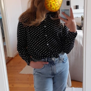 Prickig blus  - Super fin väldigt bra skick fin passform 