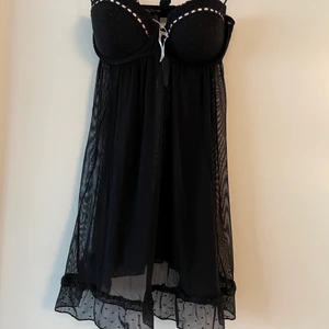 Helt nytt negligé 🌺 -  •Superfint och bra kvalité. Var aldrig använt.  •Pris: 85 kr •Det står storlek 42 men är mindre i storleken. Cup C 🚫Djurfritt och rökfritt hem 📍Kan mötes upp i Mölnlycke  📬Kan skickas mot fraktkostnad 