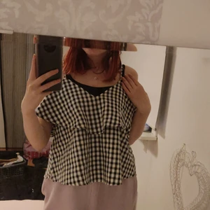 Superfint rytigt linne, en finare vardag - Linnet är lite stort på mig och därför har jag ett linne under. Det är ett fint linne från Cubus i ett finare tyg. Bekvämt att ha på sig och man kan känna sig lite finare till vardagen. Har ni några fråger så hör av er! Jag kan mötas i Umeå men även skicka på posten. :)