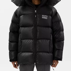 Axel arigato jacka - Intressekoll på min as balla å varma Axel arigato jacka som tyvärr inte används pga fel strl. Sprillansny å köpt för 5 lax. Buda privat💕💕