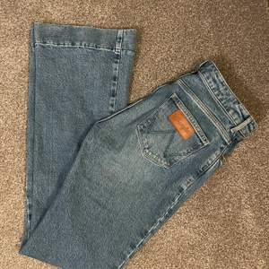 Supersnygga wrangler jeans i storlek W25 L32! säljs då det aldrig kommer till användning. Är låga/mellan i midjan. Använda kanske två gånger så är i nyskick✨ Köparen står för frakten