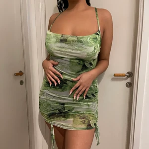 PLT grön klänning - Använd ett par gånger, banden är långa och går ej att justera. Inga skador ❤️❤️ UK size 10 EU size 38/M