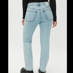 Högmidjade ljusblåa jeans i storlek W29 L28. Använda endast ett få tal gånger i nyskick. Köpte för ett år sedan och säljer pga att de inte passar mig längre! Ifall någon är intresserad kan jag visa bättre bilder på byxorna (bilder tagna från internet) 🥰