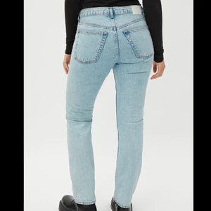 Wire Straight Leg Jeans från Weekday - Högmidjade ljusblåa jeans i storlek W29 L28. Använda endast ett få tal gånger i nyskick. Köpte för ett år sedan och säljer pga att de inte passar mig längre! Ifall någon är intresserad kan jag visa bättre bilder på byxorna (bilder tagna från internet) 🥰