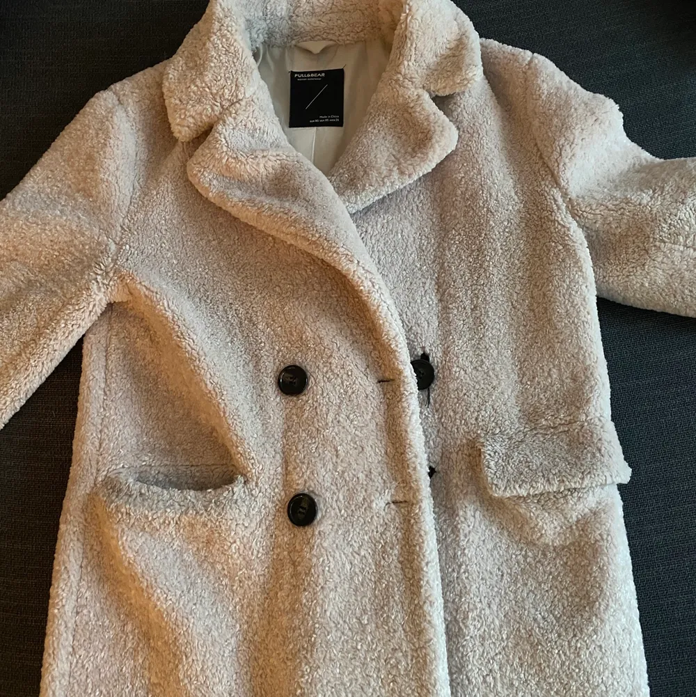 Teddy jacket in beige color from pull and bear size xs worn only a few times but still in good condition originally bought for 800kr . Jackor.