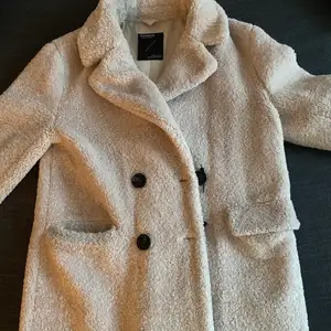Teddy jacket in beige color from pull and bear size xs worn only a few times but still in good condition originally bought for 800kr 