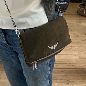 Zadig Voltaire väska - Använd men i bra skick lite färg på dragkedjan har gått bort men inget man tänker på. Äkta. Kommer med långt och kort band. Skriv privat för fler bilder❤️ kan kanske gå ner i pris lite vid snabb affär Högsta bud:770