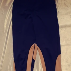 Träningsleggings  - Träningsleggings ifrån OTP. Saknas snöre i midjan men annars i nyskick. Köptes för 200 kr. Köparen står för frakten. Hör av dig vid frågor 🦒