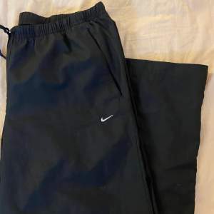 Raka svarta Nike byxor, långa i benen❣️ stl L
