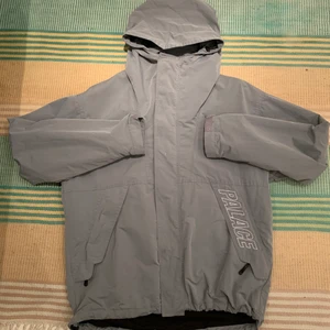 Palace grå windbreaker - en grå Windbreaker jacka från Palace. Köpt på depop och är i väldigt bra skick samt inga hål eller söndriga dragkedjor. ⬛️Skriv om intresserad av byte⬛️