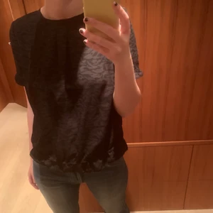 Blus - Super söt kortärmad blus, perfekt när man vill klä upp sig lite, den är även zebra mönstrad. Köpt secondhand. Storlek S 