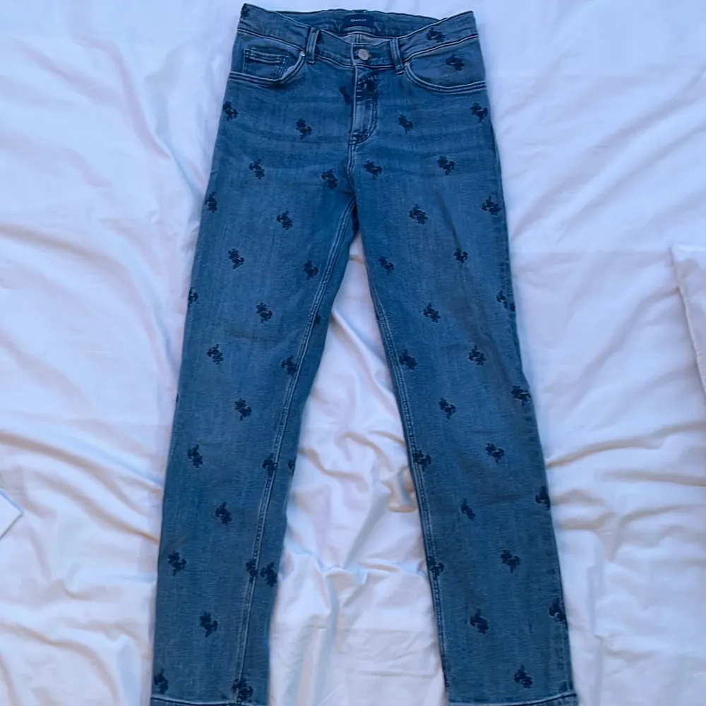 ett par snygga jeans från Gant med broderade blommor, i storlek 13-14 år och längd 158-164cm . Jeans & Byxor.