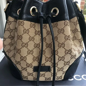 Gucci väska - Säljer denna Gucci bucket linea väska. Den är i jätte fint skick och jag har knappt använt den. Den är 100% äkta och skicka pm för mer bilder! 