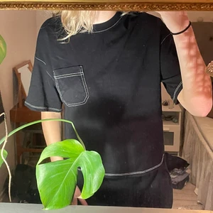 t-shirt  - cool tröja från Monki med vita sömmar. inte mkt använd. strl S. frakt tillkommer 