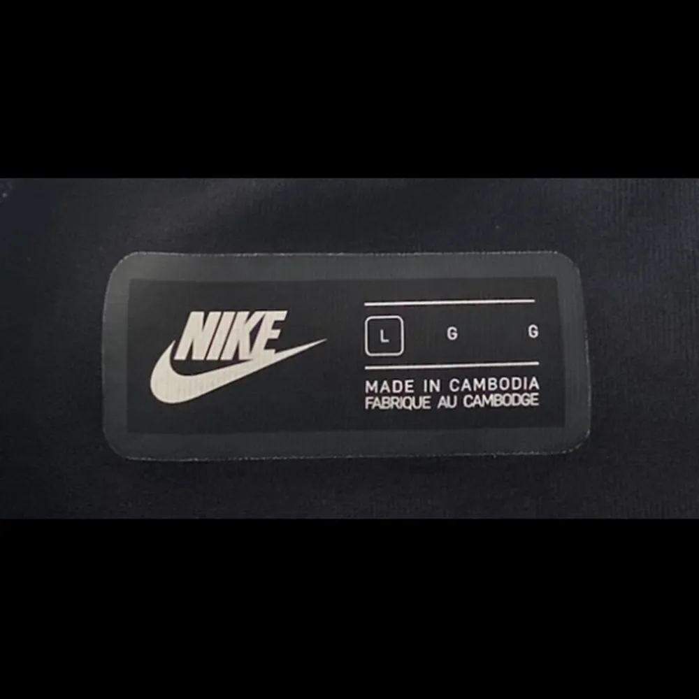 Storlek L, endast använt ett fåtal gånger. Köpt från Nike.com. Nypris 999. Dom är hyfsat nya och jag säljer pga att jag köpte för stor storlek. Köparen står för frakt. Skriv privat för mer information :). Jeans & Byxor.