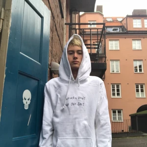 Bra hoodie - Hoodie av nåt märke som heter change.org tror det är en rättsorganisation? Skit bra kvalite dom skicka den till mig gratis aldrig använt den dom skicka den för att jag va influencer förut men nice organisk Ksk kvalite. Storlek L