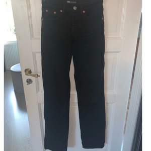 Svarta jeans från Zara, Mid waist. Just dessa säljs inte längre. Säljer pga för små, bra skick, använda fåtal gånger. Lagom långa över skorna på mig som är 165. (Priset kan diskuteras)