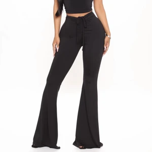 Trendiga i am gia look alike byxor - Byxor från fashion nova, storlek s så var lite för små på mig. Kan passa M då de har stretchigt mjukt material. Längd 34, snören som går att dra åt om man vill ha de mer low Rise eller high rise 