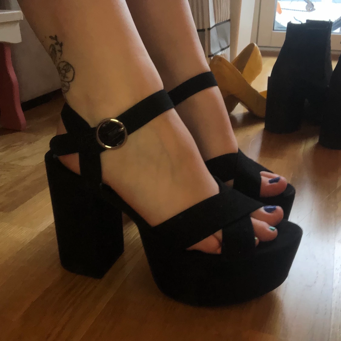 H&M höga klackar med platå