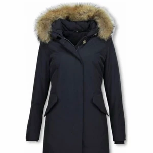 Säljer helt ny Thebrand jacka. - Jackan har aldrig använts och för endast 2000 kr. Pris kan diskuteras. Jackan har två fickor skit fin liten päls. Storlek S. Köpte jackan för 2 900 kr 