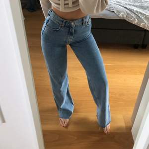 Perfekta blå jeans från zara! Bilden gör sig inte riktigt rättvisa då dem är mer blå i verkligheten. Kan skicka fler bilder om så önskas! Jag är 170 lång och är enligt mig perfekt långa då dem lägger sig snyggt över skor. 