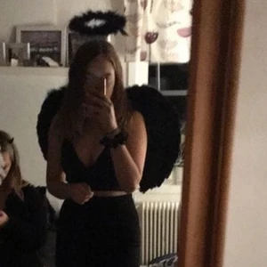 Ängla vingar och Gloria  - Endast använda 1 gång, så i fint skick. Svarta 