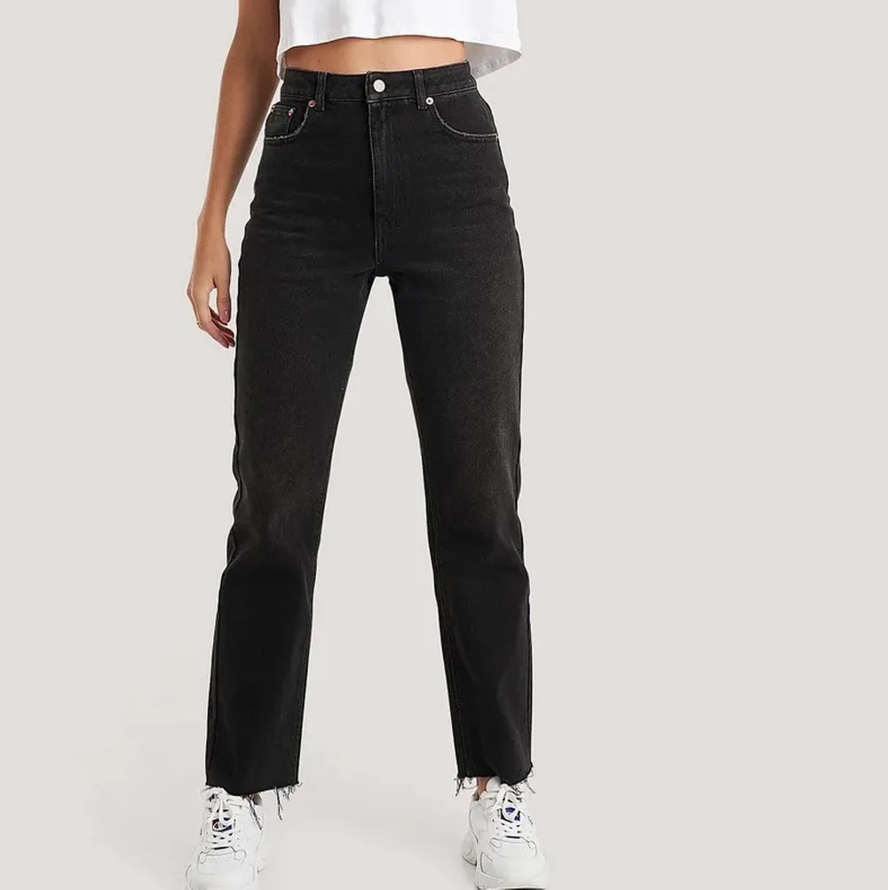 Svarta jeans från nakd, storlek 34. Som helt nya och säljs pga för små. Lånade bilder från nakd hemsida. Nypris: 519kr. Jeans & Byxor.