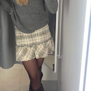Trendig kjol från Only. Perfekt när man vill ha kjol nu på hösten. ✨ Köpt förra året för 499kr. Säljer för 200kr eller köp direkt för 300kr. Jag står för frakten på kjolen. 💖