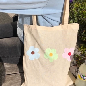 Handmålad tygpåse💗🌸 - Säljer handmålade tygpåsar som passar perfekt till allt från skola, jobb och träning! skriv till mig här eller gå in på min hemsida Lovinas.quickbutik.com om du är intresserad!💗⚡️