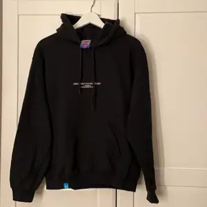 En skitcool hoodie från ett brittiskt företag ”Drem but do not sleep”. Så snygg och skön! Storlek S, riktigt bra passform. Inte oversized men absolut inte liten.