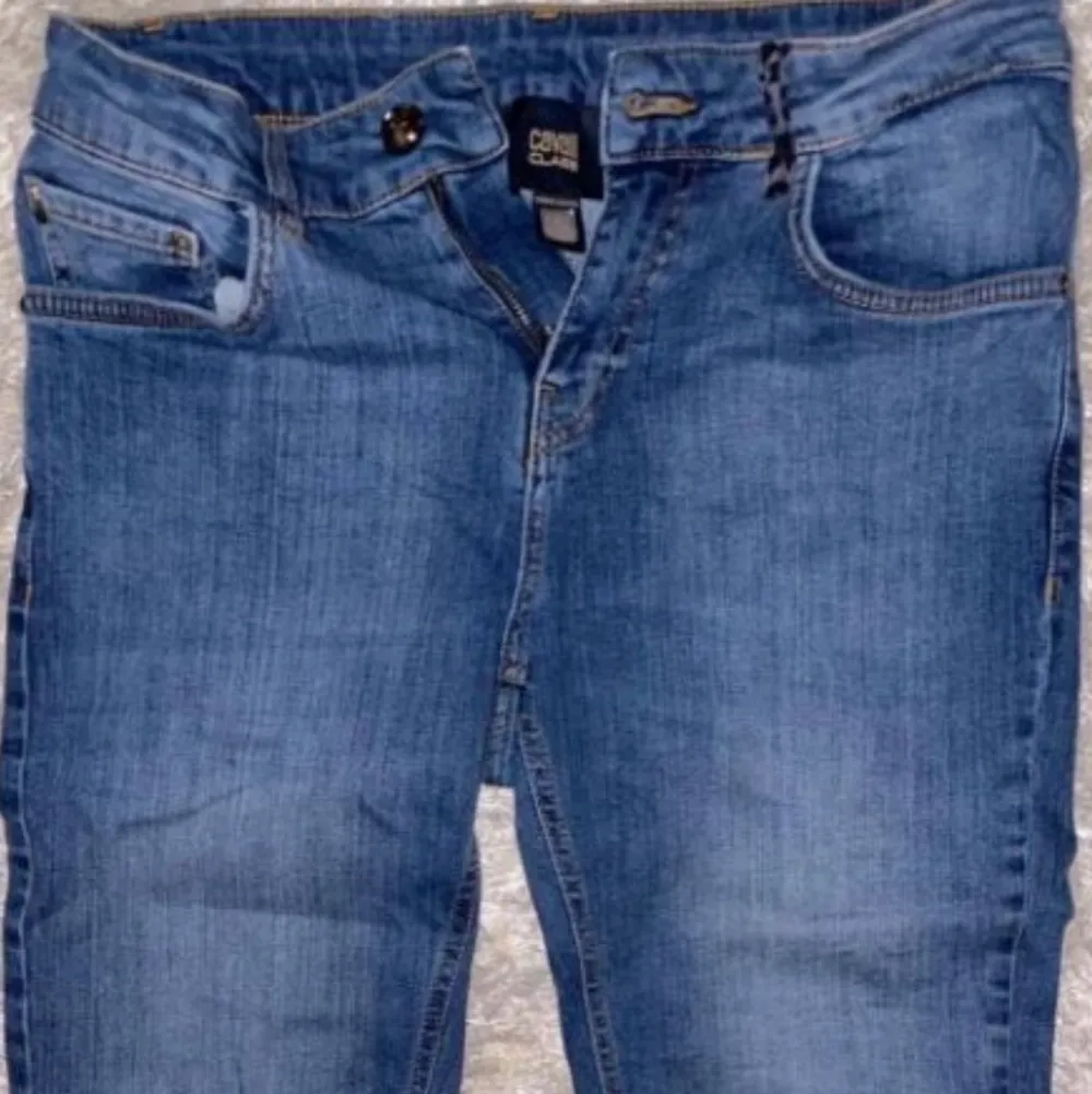 Köpte dessa byxor för 3000kr för ett halvår sedan och säljer för 800kr. De är i väldigt gott skick. Passar de som är runt 175cm. Jeans & Byxor.