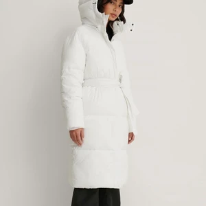 INTRESSEKOLL  - Tänkte kolla om någon skulle vara intresserad av denna supersnygga vinterjacka! Den är nyskick och köpt på Nakd förra året🤍 priset diskuteras om någon är intresserad. Vid fler intressen blir det eventuellt budgivning! (Bilderna är lånade från hemsidan) 